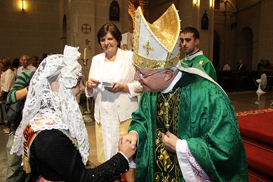 Eva María Papí saluda al nuevo Obispo