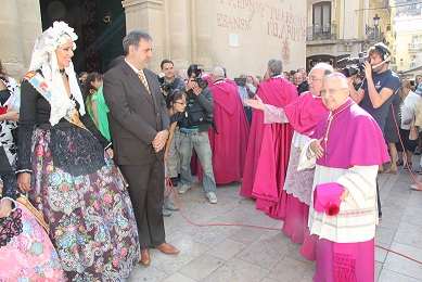 La Federació de les Fogueres de Sant Joan da la bienvenida al nuevo Obispo