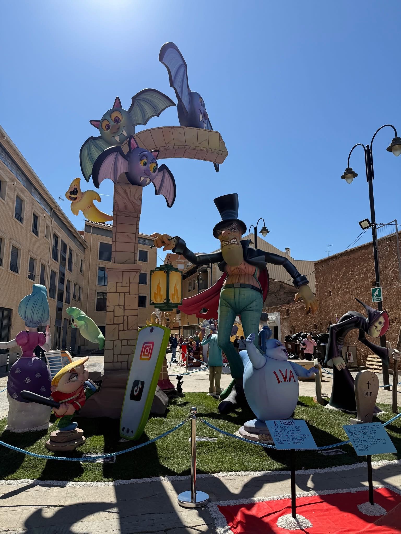 1-falla grande la raval 1 premio - ninot indultat artista carlos herranz